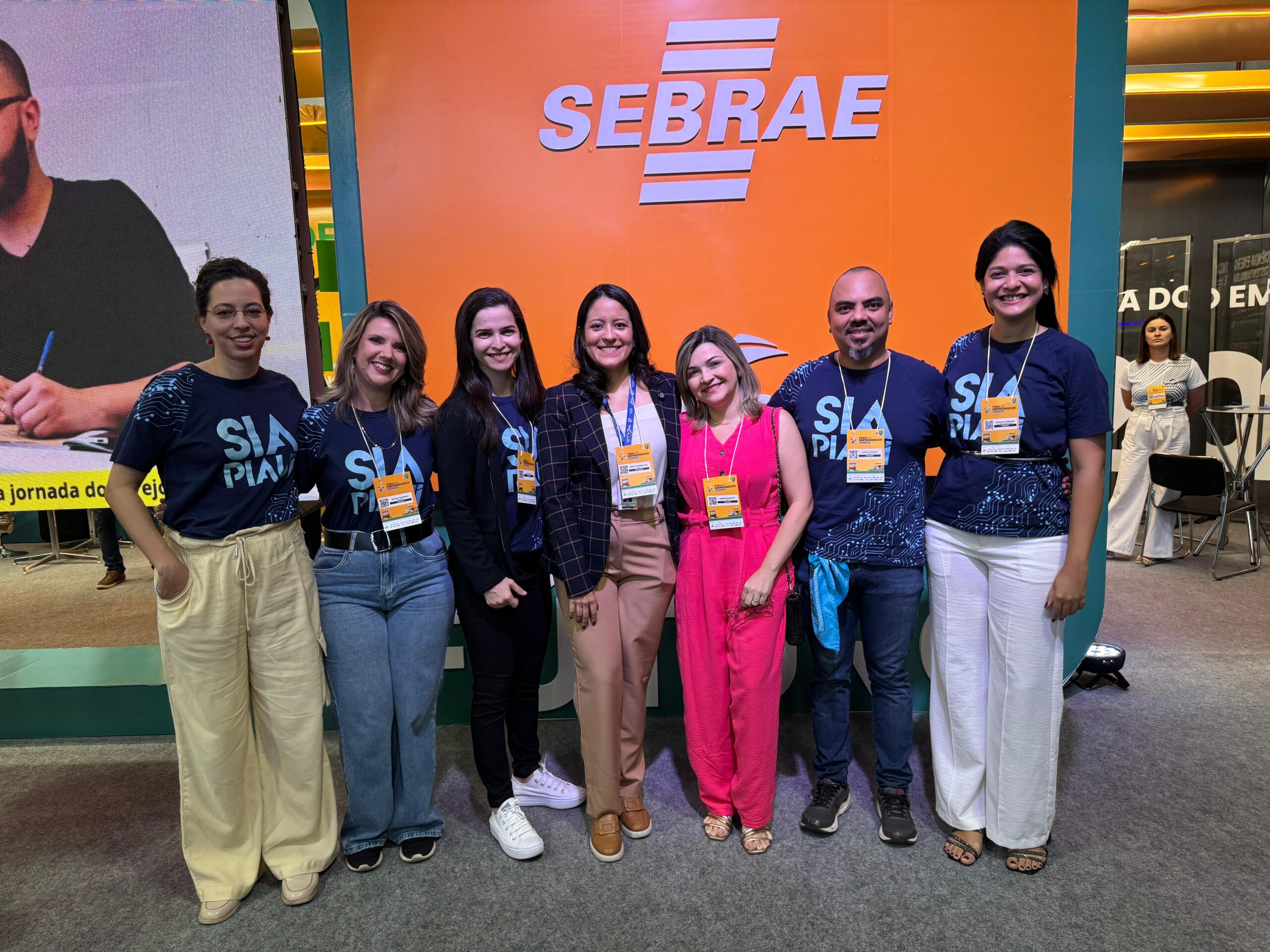 Equipe da SIA prestigiando Rebeca após palestra na Feira do Empreendedor. Foto: PH Silva.