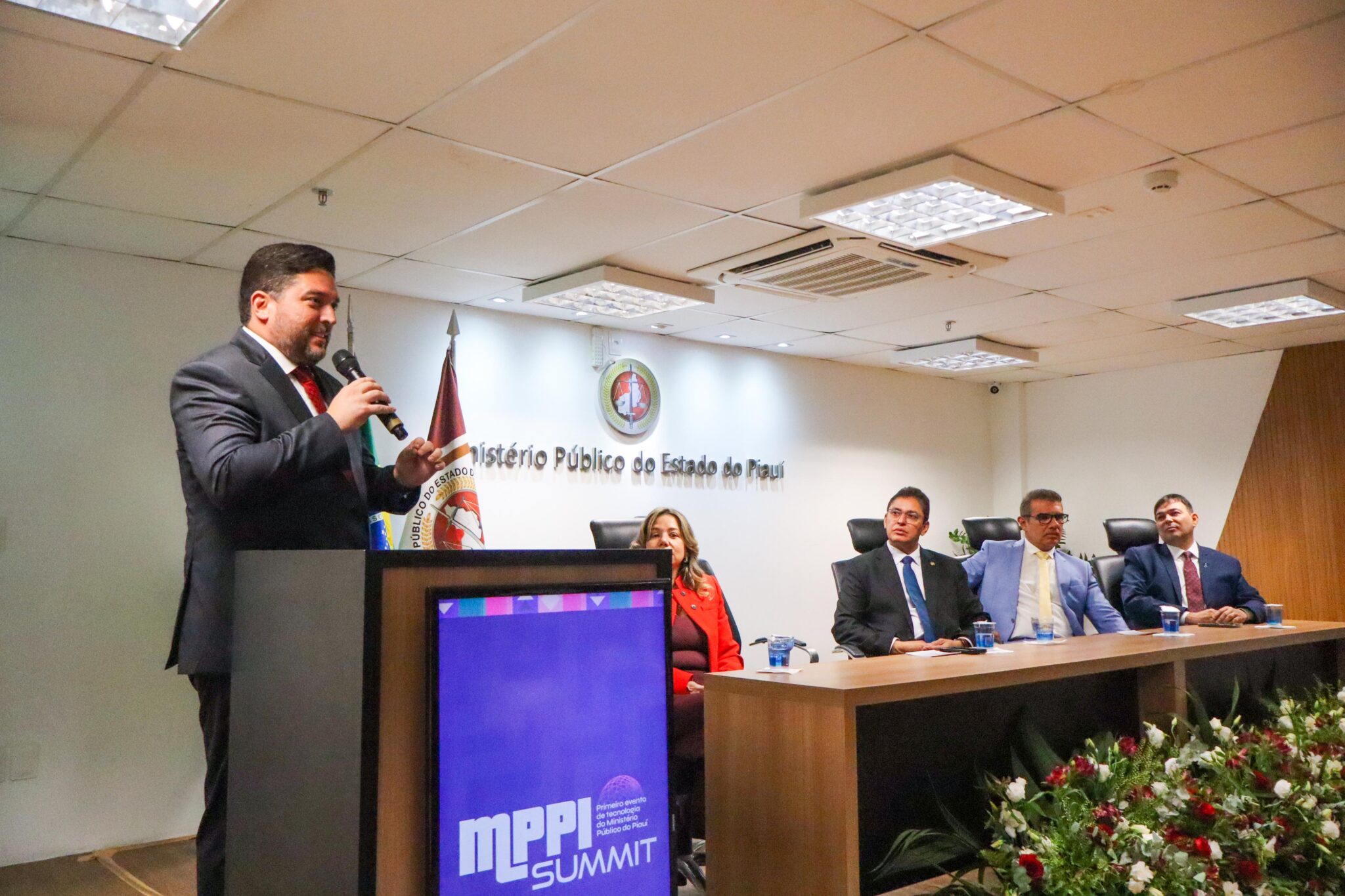 Governo e Ministério Público firmam acordo para uso de painéis de gestão e formação em IA