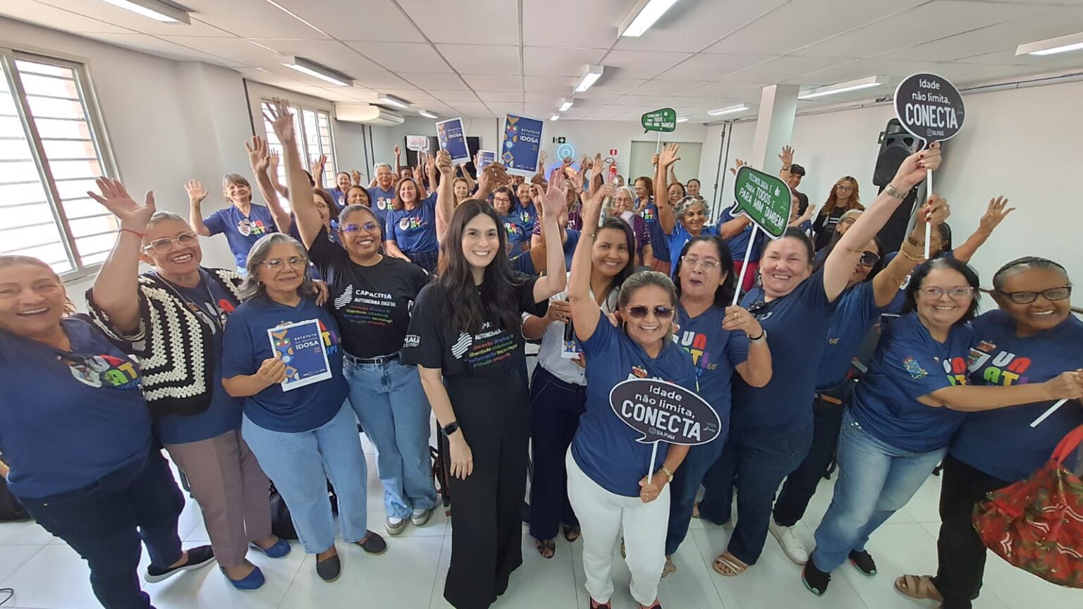 Nova turma do CapacitIA ensina idosos a utilizar tecnologia com autonomia e segurança 